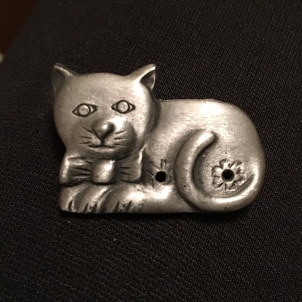 Cute Cat Pin Silvertone Metal Brooch